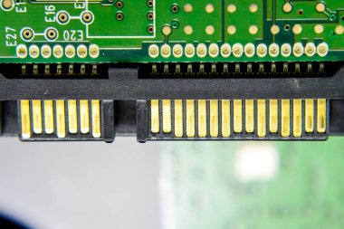 SATA sabit disk konektörü elektronik pano elektrik bileşenleri ile. Bilgisayar donanımları, elektronik