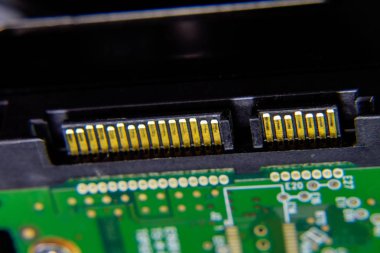 SATA sabit disk konektörü elektronik pano elektrik bileşenleri ile. Bilgisayar donanımları, elektronik