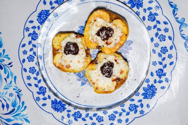 Elma süzme peynir ile pişmiş ve çikolata ve hindistan cevizi cips ile dekore.