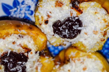 Elma süzme peynir ile pişmiş ve çikolata ve hindistan cevizi cips ile dekore.