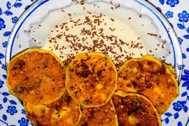 Tabakta ekşi krema ve çikolata parçacıkları ile Cheesecakes.