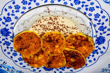 Tabakta ekşi krema ve çikolata parçacıkları ile Cheesecakes.