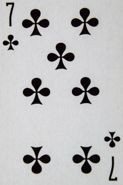 Yedi kralı oynayan kart, kulüp takım elbise.