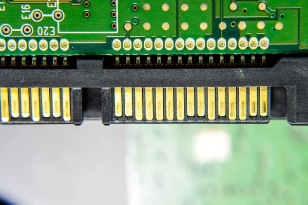 SATA σκληρό δίσκο υποδοχή ηλεκτρονικός πίνακας με ηλεκτρικά στοιχεία. Ηλεκτρονικά είδη εξοπλισμού πληροφορικής — Φωτογραφία Αρχείου