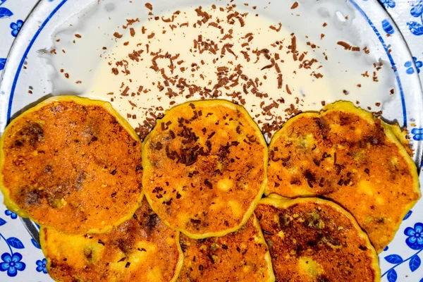 Tabakta ekşi krema ve çikolata parçacıkları ile Cheesecakes.