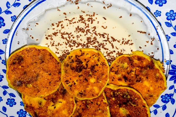 Tabakta ekşi krema ve çikolata parçacıkları ile Cheesecakes.