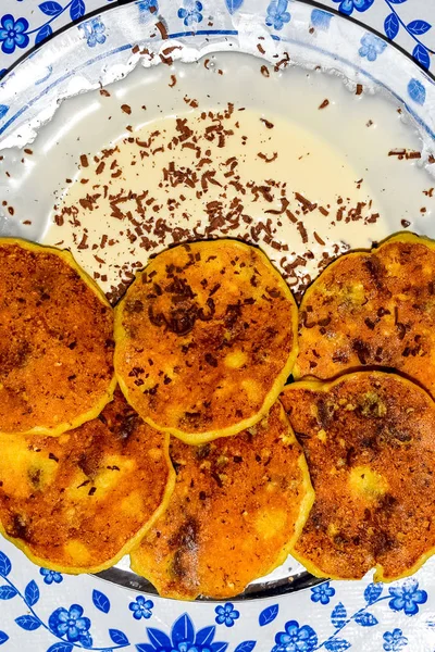 Tabakta ekşi krema ve çikolata parçacıkları ile Cheesecakes.