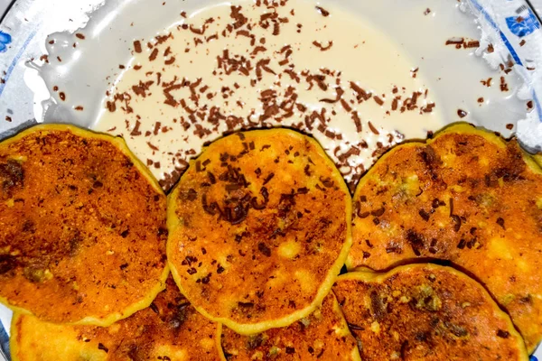 Tabakta ekşi krema ve çikolata parçacıkları ile Cheesecakes.