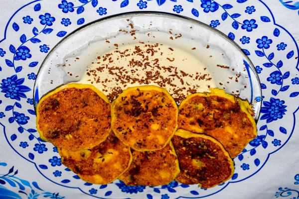 Tabakta ekşi krema ve çikolata parçacıkları ile Cheesecakes.