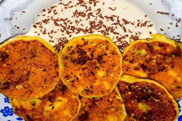 Tabakta ekşi krema ve çikolata parçacıkları ile Cheesecakes.