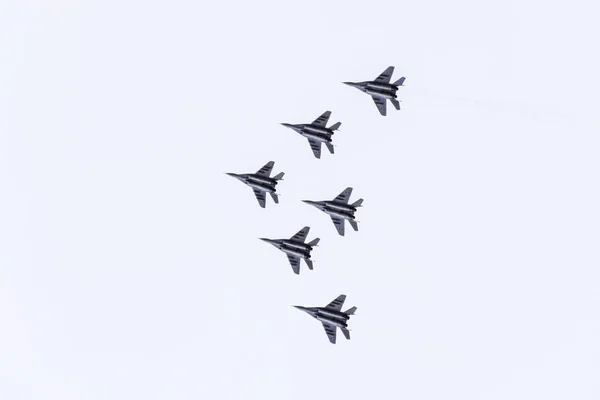 Espectáculo aéreo en el cielo sobre la escuela de vuelo del aeropuerto de Krasnodar. Airshow en honor a Defensor de la Patria. MiG-29 en el cielo . — Foto de Stock