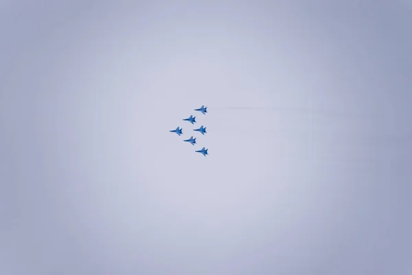 De Toon van de lucht in de hemel boven de vliegschool van Krasnodar airport. Airshow ter ere van verdedigers van het vaderland. MiG-29 in de hemel. — Stockfoto