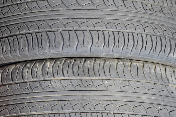 汽车车轮的胎面花纹的背景。橡胶国际公路货运 — 图库照片