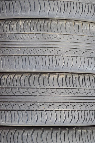 De achtergrond van het loopvlakpatroon van het wiel van de auto. Rubber tir — Stockfoto