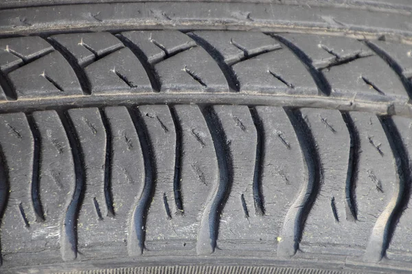 El fondo del patrón de banda de rodadura de la rueda del coche. Revés de goma —  Fotos de Stock