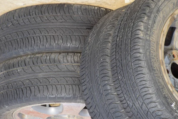 Tracção às quatro rodas. Pneus de borracha. Conjunto de borracha de verão para o carro — Fotografia de Stock