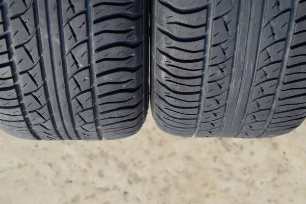 Rueda de automóvil. Neumáticos de goma. Juego de goma de verano para el coche. W — Foto de Stock