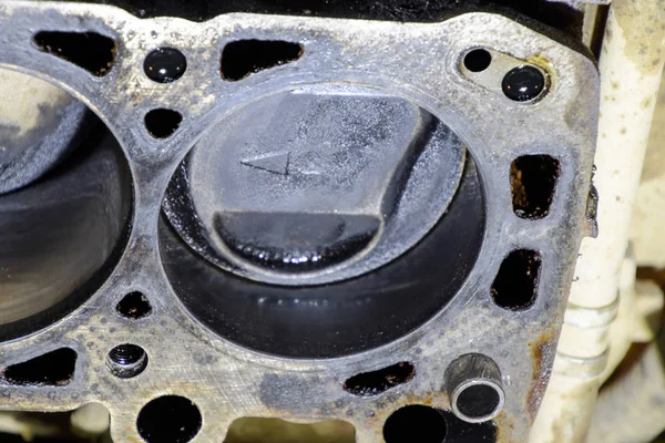 4気筒エンジンのシリンダーブロック。修理のために分解されたモータ車。エンジンオイルの部品。サービスの車のエンジン修理 — ストック写真