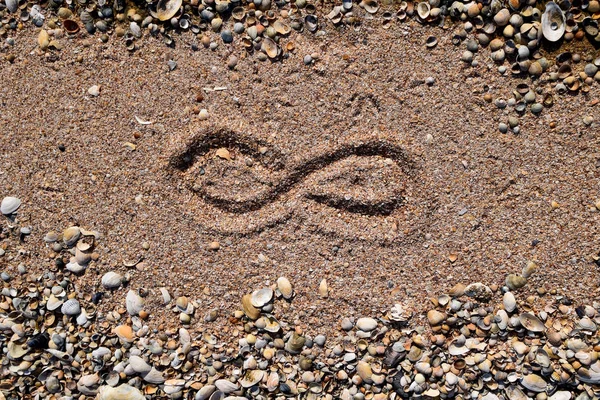 Знамення нескінченності на морі. Прибережний пісок на пляжі. Символ нескінченності — стокове фото