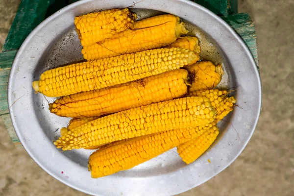 Alüminyum tepside haşlanmış mısır. Sarı haşlanmış taze mısır, yararlı ve lezzetli yiyecekler.