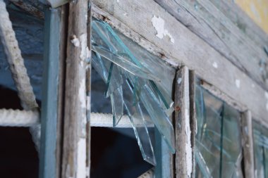 Kırık gözlüklü pencereler