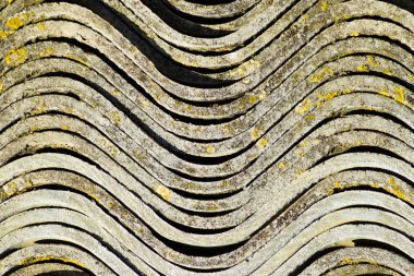 Oluklu kayrak bir yığın olup, yan görünümü arka plan dokusu kayrak yatıyor.