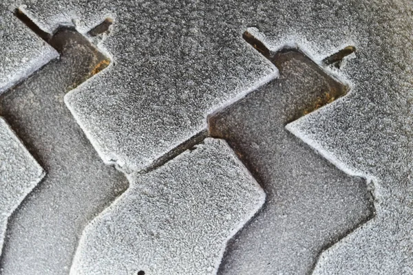 Παγετός σε ένα τροχό ελαστικό καουτσούκ — Φωτογραφία Αρχείου