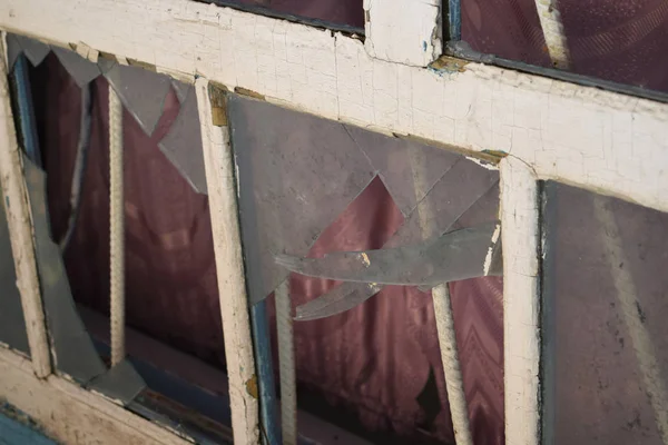 Kırık gözlüklü pencereler