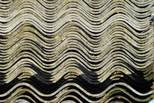 Corrugated slate lies in a pile, side view background texture of slate. — Stock Photo, Image