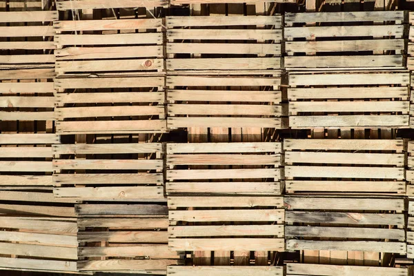 木盒堆叠在一起。仓库空木容器 — 图库照片
