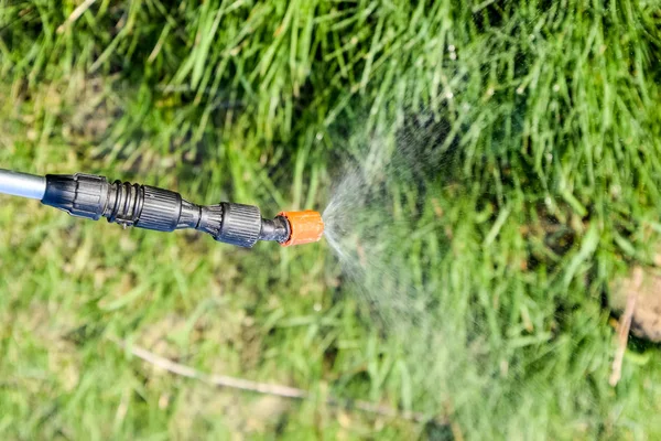 Menyemprotkan herbisida dari nozzle manual penyemprot — Stok Foto