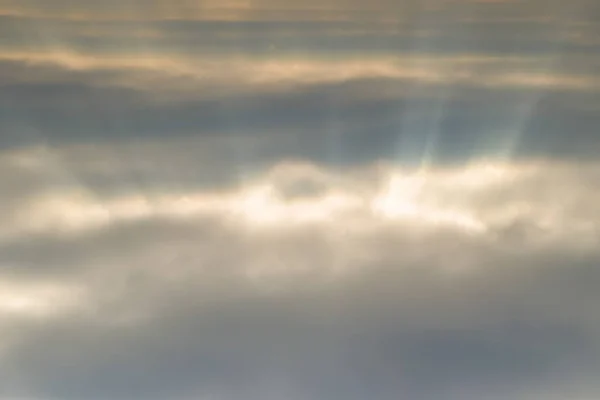 Sonnenlicht filtert durch die Wolken — Stockfoto