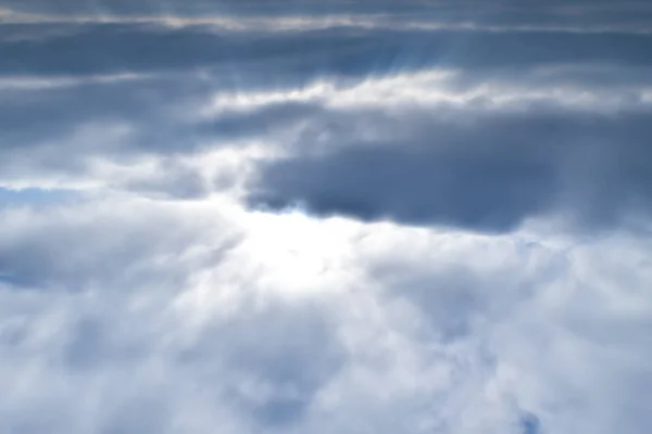 Sonnenlicht filtert durch die Wolken — Stockfoto