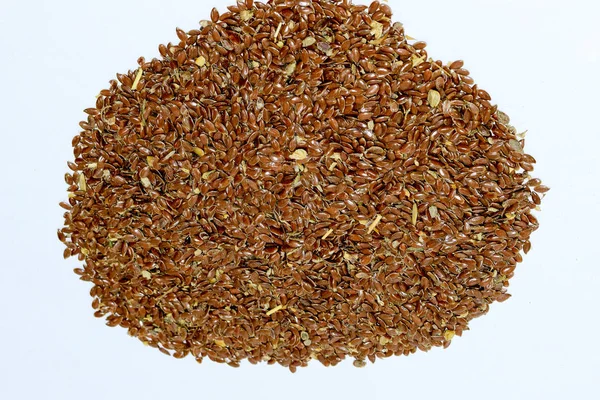 Sementes de linho. Armazenamento de sementes de linho. Linho, cultura de óleo essencial. Um punhado de sementes de linho . — Fotografia de Stock