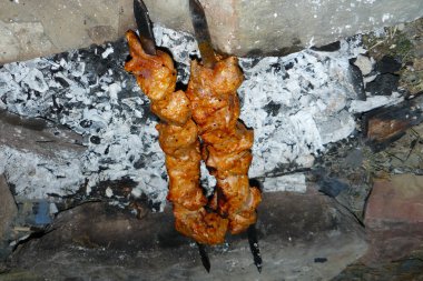 üzerinde bir şiş şiş kebap.