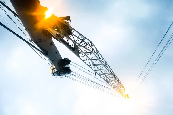 Grúas portuarias contra el cielo. Puerto industrial de carga — Foto de Stock