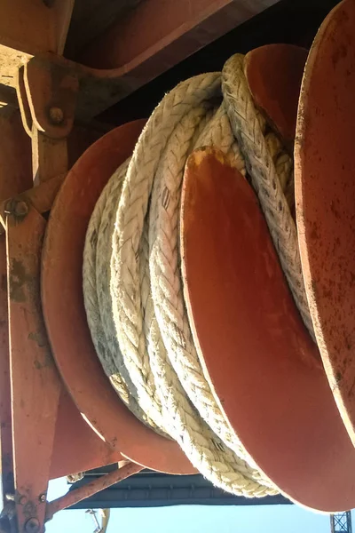 Левый борт. Причальная верёвка. Канат для крепления судов и грузов — стоковое фото