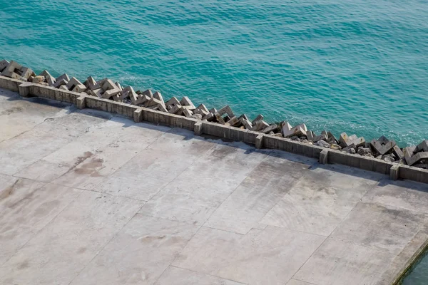 Pier de concreto e cais de mar no Mar Negro, Breakwater no cais de concreto . — Fotografia de Stock