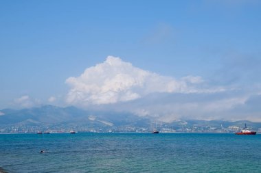 Novorossiysk liman, cemess koyunda gemi.