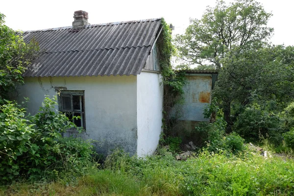 Staré zchátralé domy v opuštěné vesnici — Stock fotografie