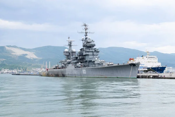 Crucero Mikhail Kutuzov en el muelle en el puerto de Novorossiysk, Museo de la Nave . — Foto de Stock