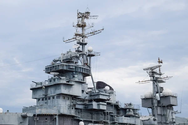 船上の軍艦、武器、通信アンテナのデッキ. — ストック写真