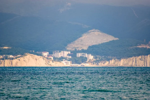 Paisaje marino de la bahía de cemento, Mar y montañas cerca —  Fotos de Stock