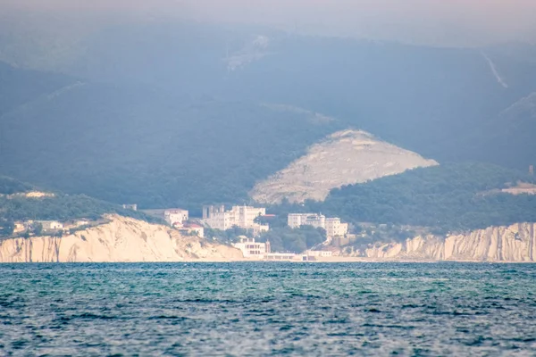Paisaje marino de la bahía de cemento, Mar y montañas cerca —  Fotos de Stock