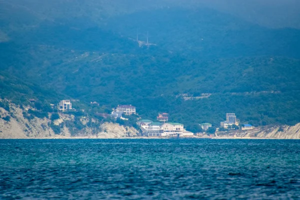 Paisaje marino de la bahía de cemento, Mar y montañas cerca — Foto de Stock