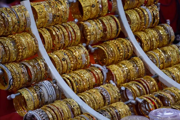 Bagues et bracelets indiens en argent et or et bijoux sur le comptoir en magasin . — Photo