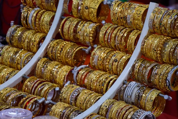 Bagues et bracelets indiens en argent et or et bijoux sur le comptoir en magasin . — Photo