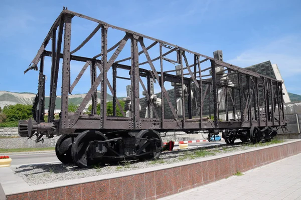 Spoorweg auto geschoten door de Nazi's, een monument ter nagedachtenis van de Tweede Wereldoorlog. — Stockfoto
