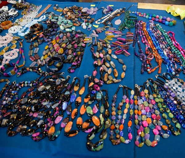 Perles et bijoux indiens sur le comptoir en magasin . — Photo