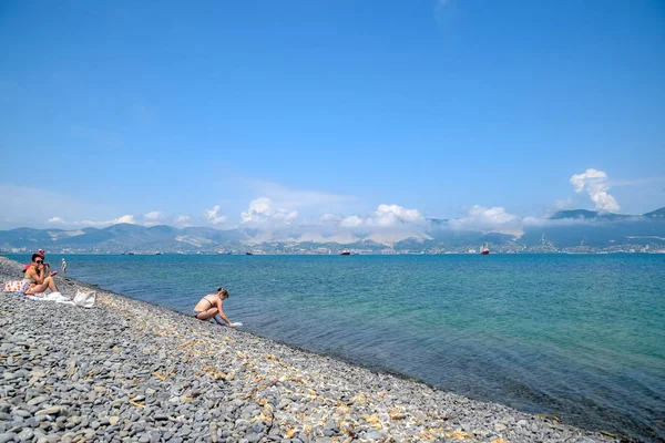 Praia do mar na cidade de Novorossiysk . — Fotografia de Stock